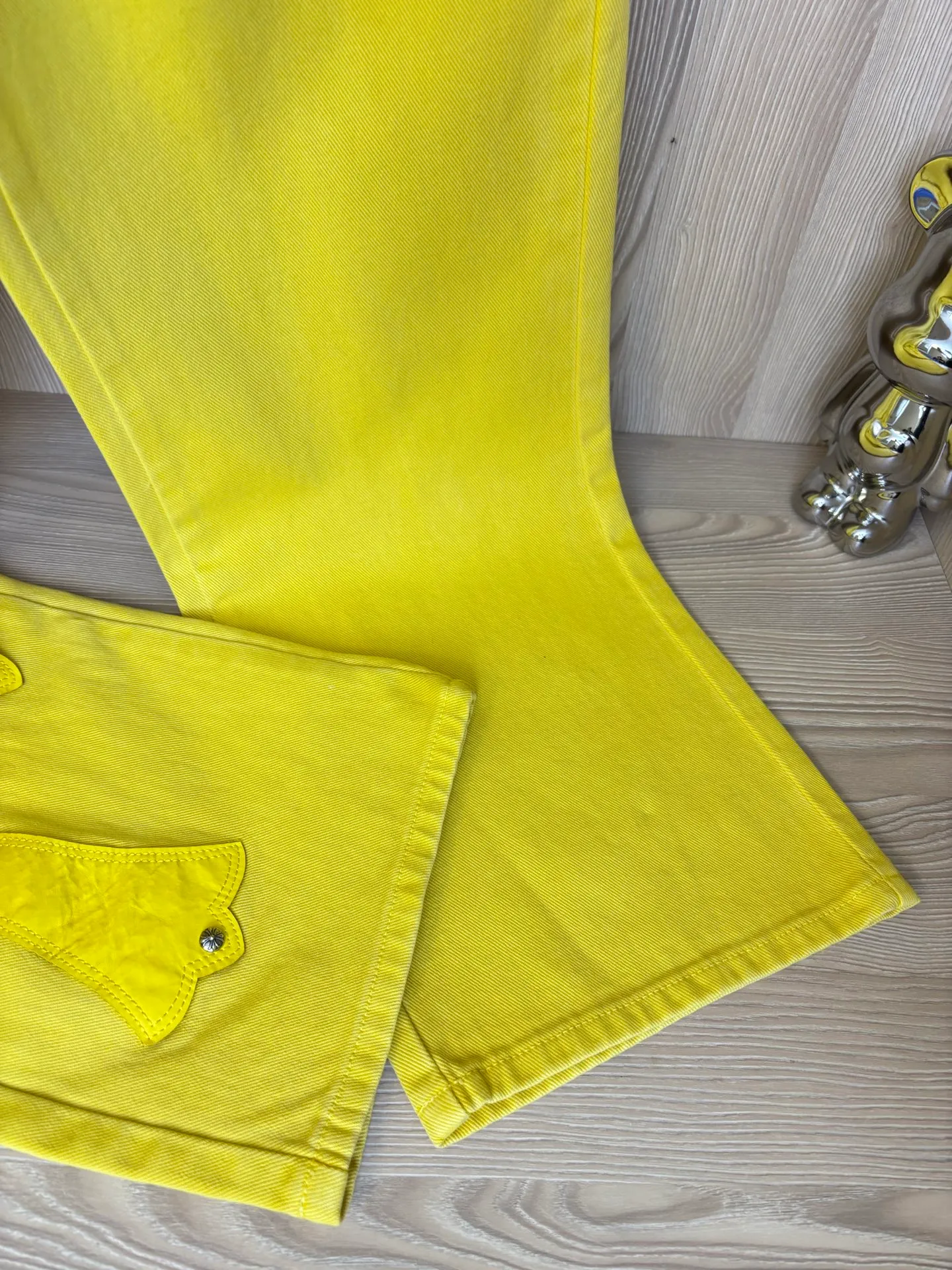 P280 model number: DC 55# Chrome hearts CH Fan Chengcheng's same New York limited large leather label dopamine yellow jeans Special Italian cowhide printed and cut Customized sheepskin three-layer thick line leather The whole body is spliced in heavy water washing process Craftsmen hand-splashed ink You can see the details Three-dimensional cutting version Loose and comfortable without being too picky about the figure Makes you taller and thinner Factory Seiko Original factory quality control Same style for men and women Can be matched with couples Versatile recommendation Essential jeans for all seasons Color: lemon yellow Size: s m l xl (Picture 9️⃣Size chart)